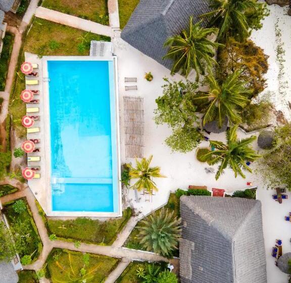 Трехместный Номер Стандарт Вид на Бассейн, Bella Vista Resort Zanzibar