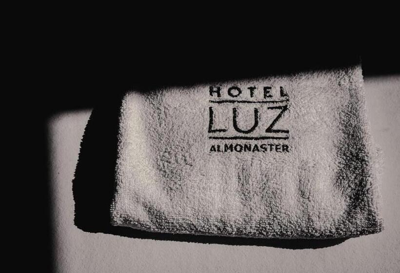 Номер Deluxe, Luz Almonaster
