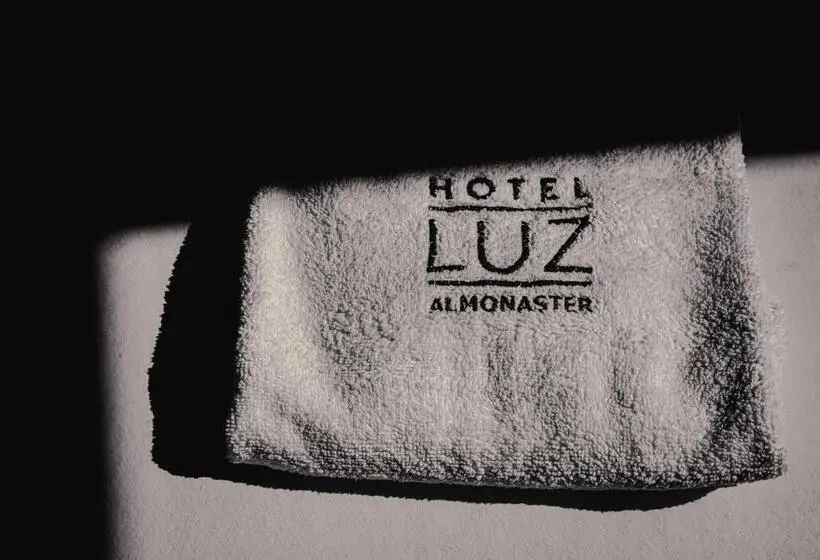 デラックスルーム, Luz Almonaster