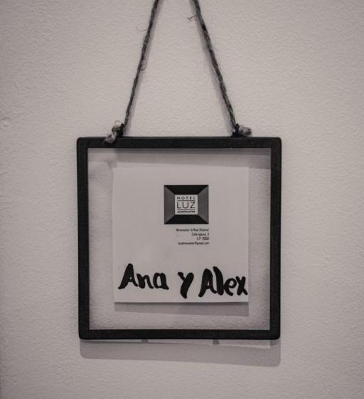 Номер Deluxe, Luz Almonaster