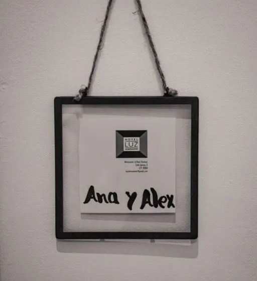 デラックスルーム, Luz Almonaster