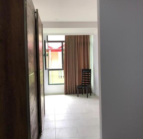 غرفة كومفورت ثلاثية, Magnetiti