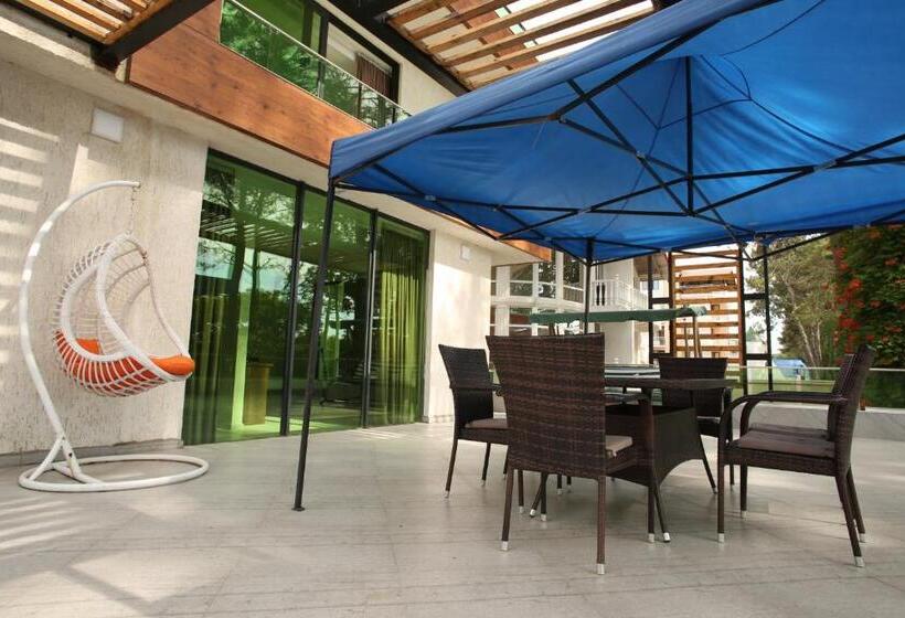 غرفة قياسية ثلاثية مزودة بتراس, Magnetiti