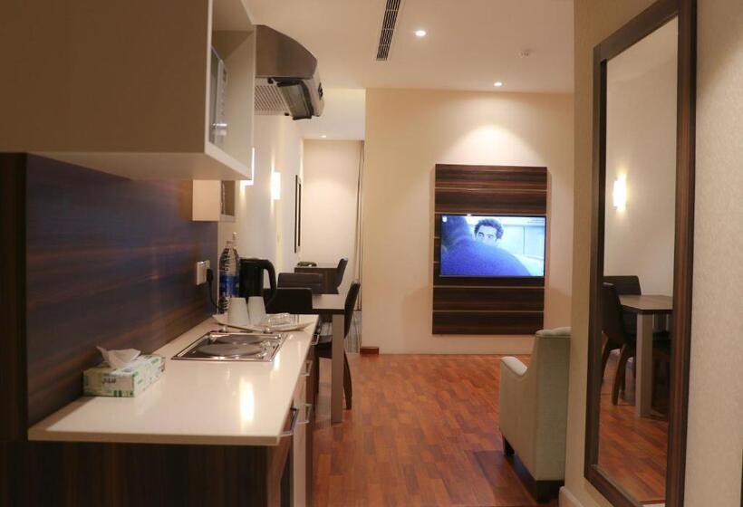 اتاق لوکس با تخت بزرگ, Royal Golden House