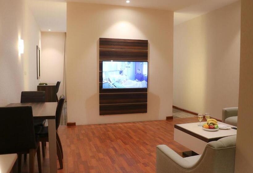 اتاق لوکس با تخت بزرگ, Royal Golden House