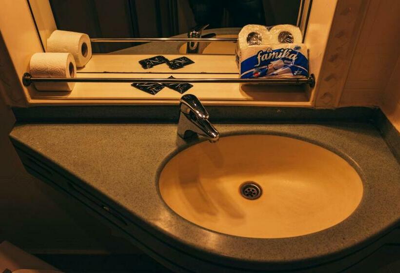 اتاق استاندارد یک نفره, Queen Isis Floating