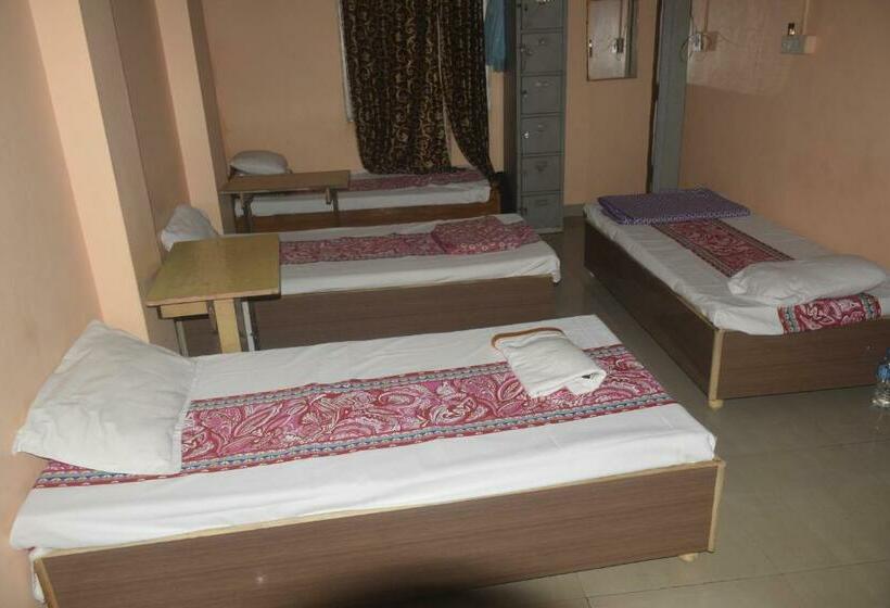 ルームシェアのワンベッド, Thakur Ji