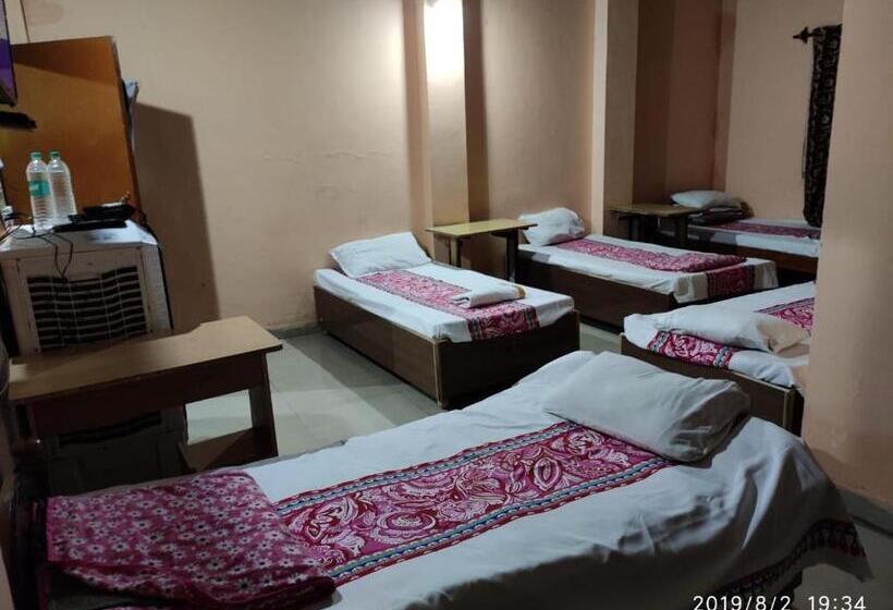 ルームシェアのワンベッド, Thakur Ji