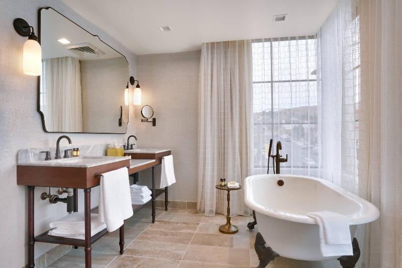 جناح سرير كينج, The Advenire, Autograph Collection