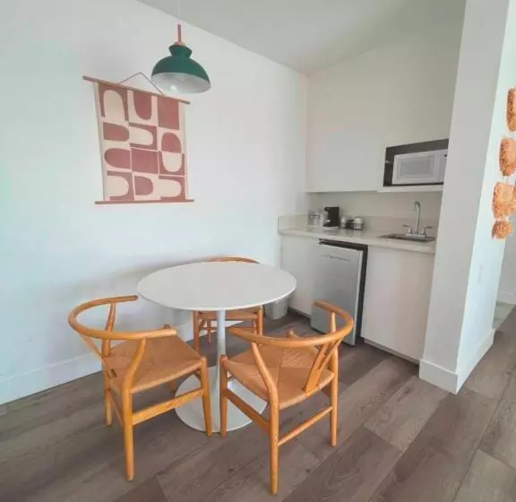 سوییت با چشم‌انداز دریا, Capri Laguna On The Beach  A Boutique
