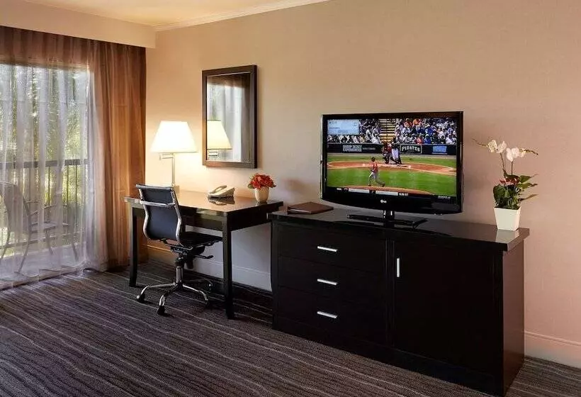 اتاق استاندارد با 2 تخت دوبل, Doubletree By Hilton Claremont