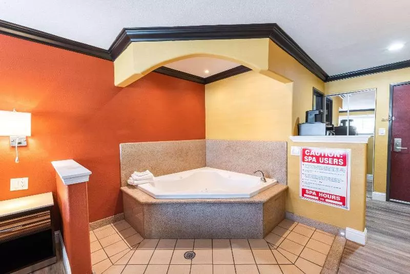 キングサイズベッドのスタンダードルーム, Quality Inn & Suites