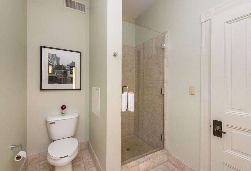 غرفة سوبيريور, The Centennial