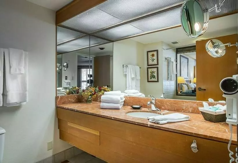Classic Room Queen Bed, Cliff Lodge And Spa