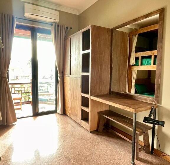 تختخواب در اتاق مشترک, The Banana Tree Hostel