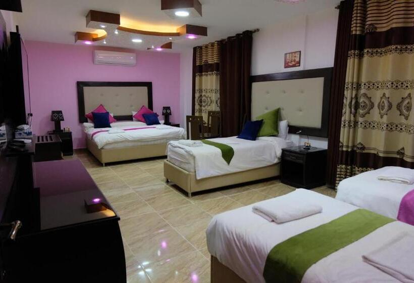 اتاق لوکس خانوادگی, Petra Guests