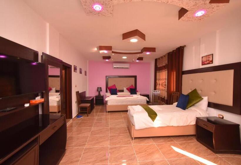 اتاق لوکس خانوادگی, Petra Guests