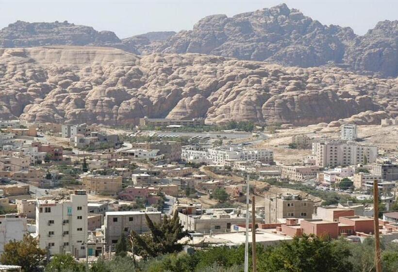 اتاق خانوادگی, Petra Guests