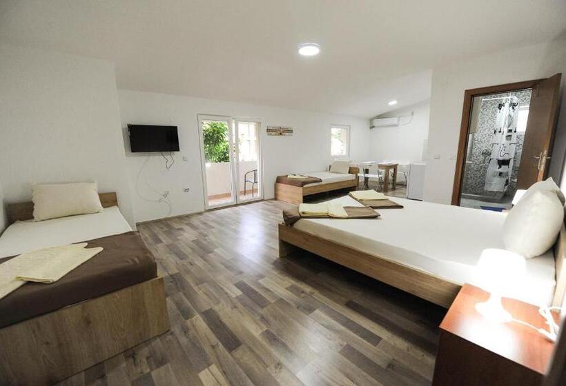 استودیو خانوادگی, Stella Apartments