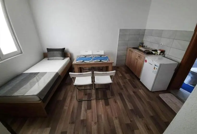 استودیوی استاندارد, Stella Apartments