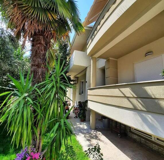 استودیوی استاندارد, Stella Apartments