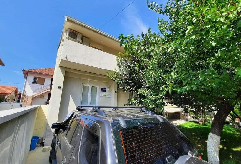 استودیوی استاندارد, Stella Apartments