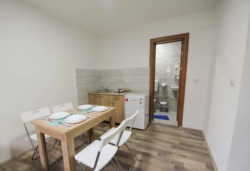 استودیوی استاندارد, Stella Apartments