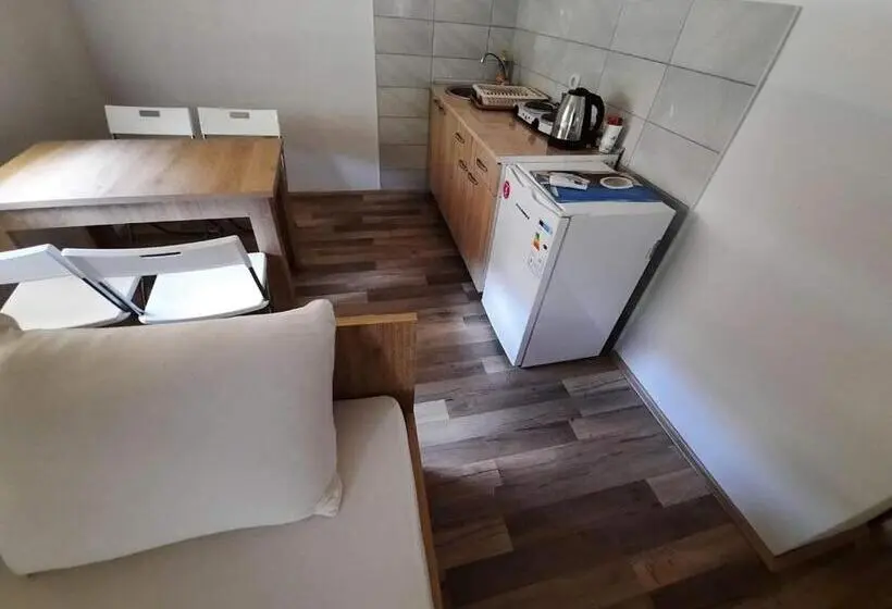 استودیو خانوادگی, Stella Apartments