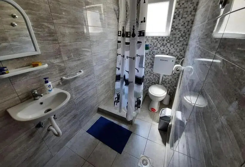 استودیو خانوادگی, Stella Apartments