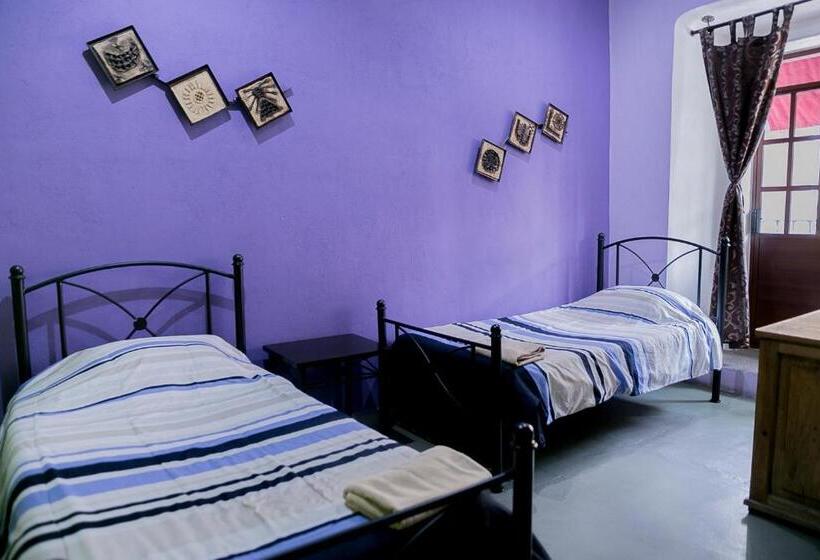 اتاق اکونومی, El Descanso