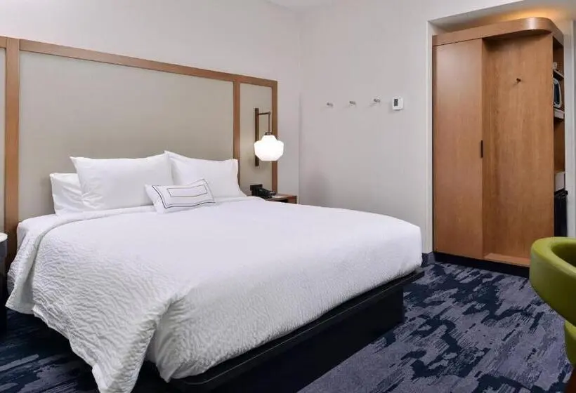 キングサイズベッドのスタンダードルーム, Fairfield Inn & Suites By Marriott Canton