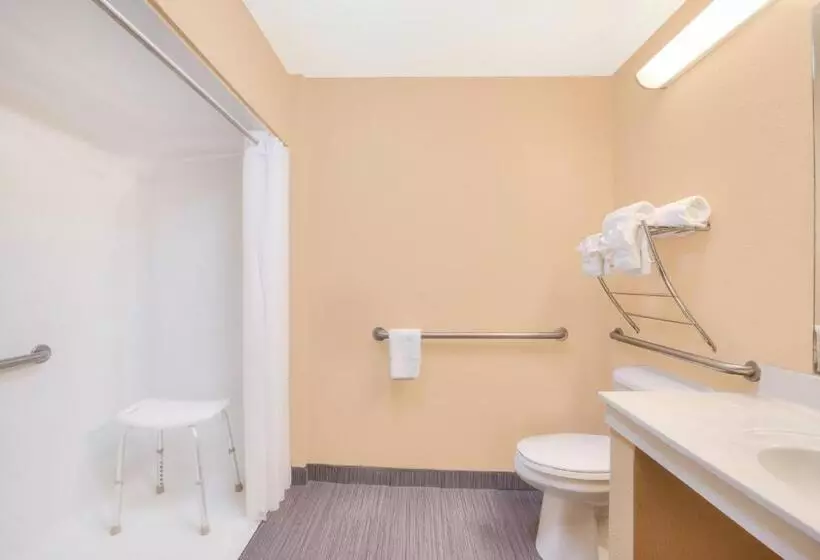障害者適応デラックスルーム, Super 8 By Wyndham Farmers Branch/north Dallas