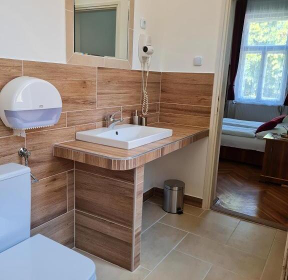 标准三人间, Tulipanvendeghaz