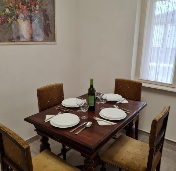 标准三人间, Tulipanvendeghaz