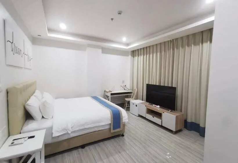 اتاق استاندارد با تخت بزرگ, Hampton Suites