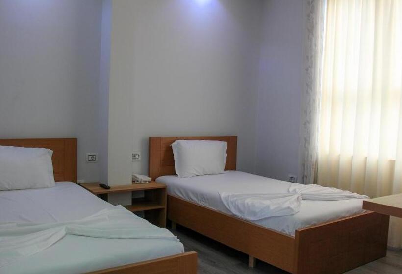 이코노미 룸, Colis