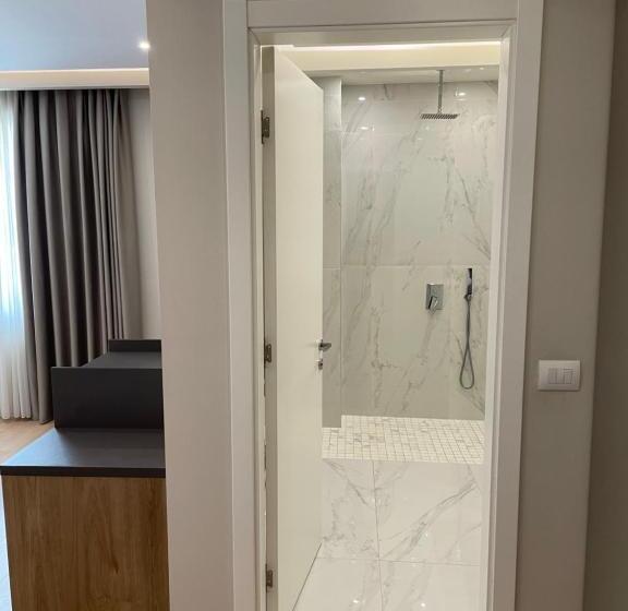 디럭스 4인 룸, Colis