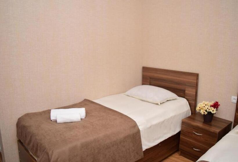 スタンダードトリプルルーム, Rustaveli Alley