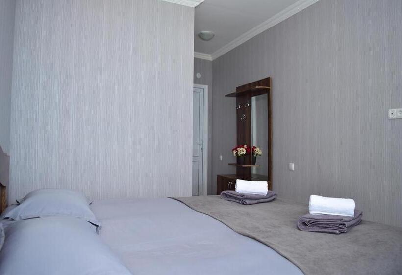 スタンダードルーム, Rustaveli Alley