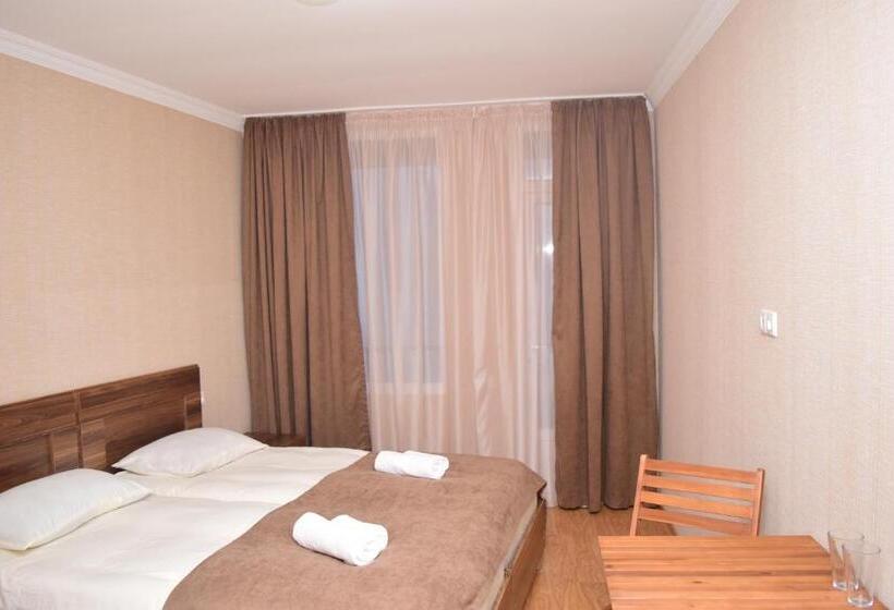 スタンダードトリプルルーム, Rustaveli Alley