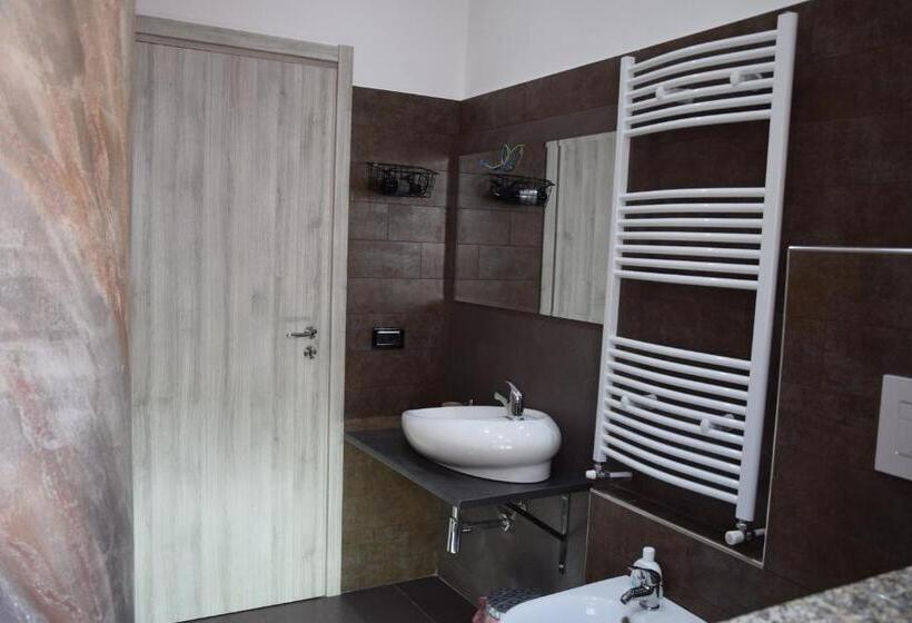 带阳台的豪华间, City