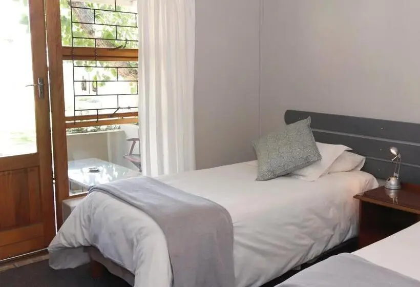 庭の見えるシングルルーム, The Village Guesthouse
