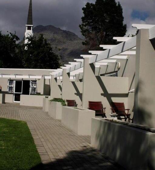 غرفة فردية  مطلة على حمام السباحة, The Village Guesthouse