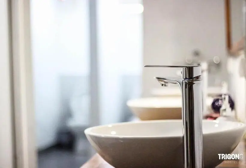 اتاق استاندارد سه تخته با بالکن, Trigona Hostel