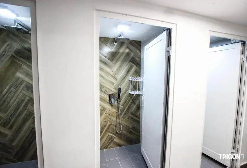 اتاق استاندارد سه تخته با بالکن, Trigona Hostel