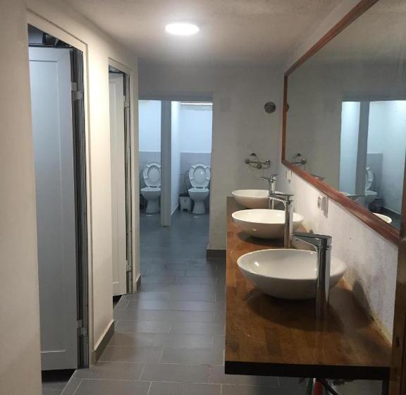 اتاق استاندارد سه تخته با بالکن, Trigona Hostel