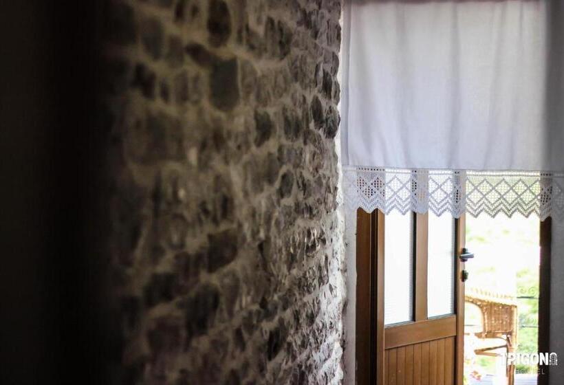 اتاق استاندارد سه تخته با بالکن, Trigona Hostel