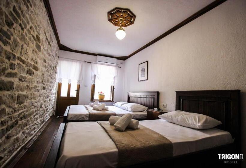 اتاق استاندارد سه تخته با بالکن, Trigona Hostel