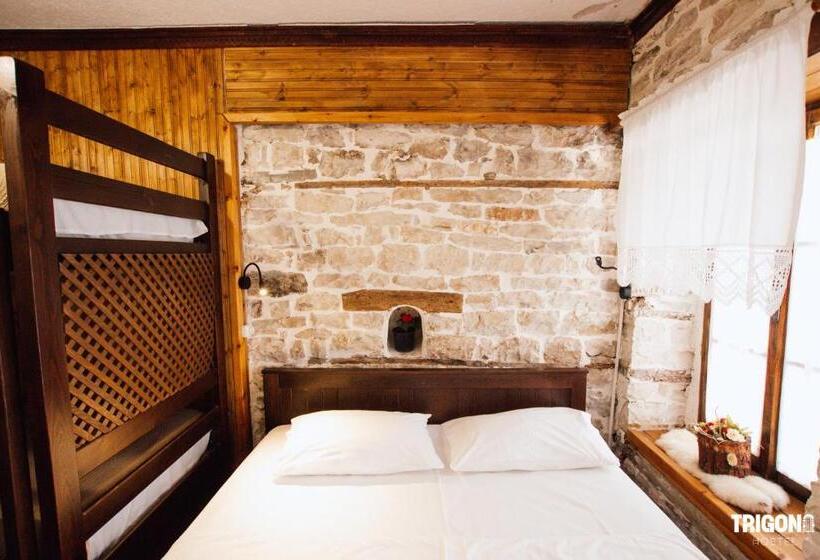 اتاق خانوادگی, Trigona Hostel