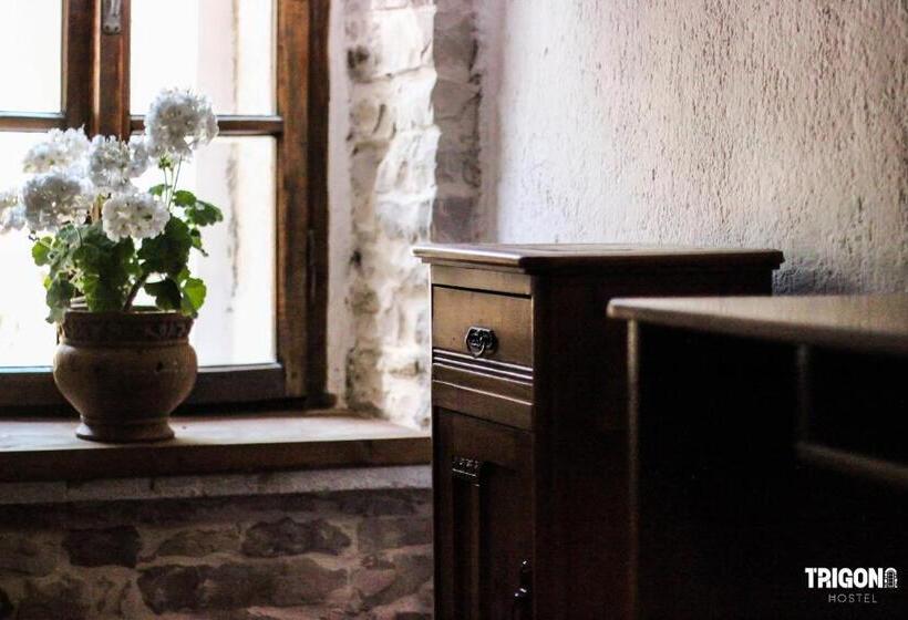 اتاق خانوادگی, Trigona Hostel